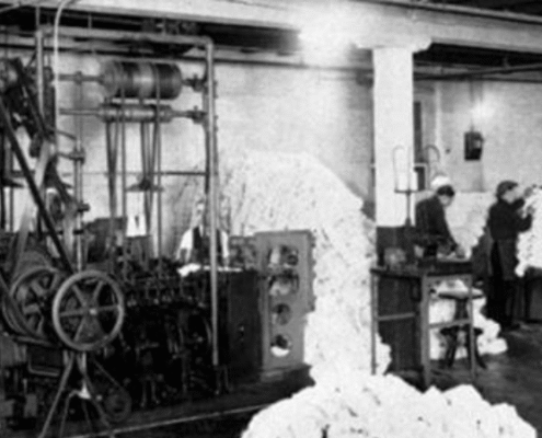 A Simmons Bedding Company começou em 1870, evoluindo com a inovação das molas ensacadas e a automação da produção liderada por John Franklin Gail. Esses avanços deram origem à linha de colchões Beautyrest®.